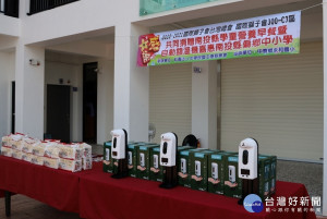 國際獅子會台灣總會飢餓委員會捐贈南投縣14所偏鄉中小學弱勢兒童營養早餐之外，台灣總會也捐贈了50台自動消毒及額溫量測器，900份日式拉麵，以強化各校在疫情期間的安全維護。（圖/記者賴淑禎攝）