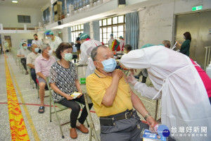 南投縣74歲以上長者開始打莫德納疫苗。（縣府提供）