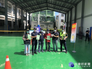 信義鄉大規模疫苗施打，信義分局員警執行現場維安，進行預防犯罪及暑期青春專案宣導。