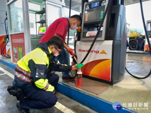 汽車沒油無法返家　警暖心載民買油