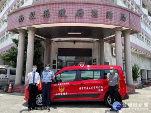 靖聖金屬公司捐贈南投消防局消防警備車。（消防局提供）