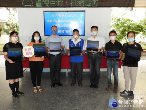 台積電慈善基金會與遠見天下文教基金會贈南投筆電等。（縣府提供）