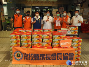 南投兩社團贈200箱芒果予醫護。（縣府提供）