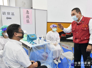 侯友宜6日上午前往接種站關心駕駛朋友疫苗施打情形