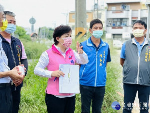 

國小旁甲后路一段因路窄，地方為讓電線桿及路燈桿可以右移，昨日立委楊瓊瓔進行會勘，台電公司及后里區公所也允諾會配合辦理，工程施作預計二個月。（記者陳榮昌攝）
