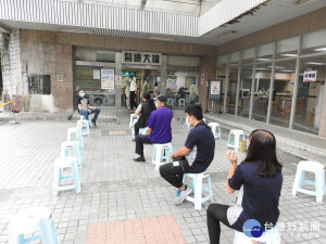 南投縣5個果菜市場百餘工作人員開始打疫苗。（縣府提供）