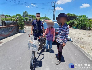 老婦人騎腳踏車外出迷路，體力不支在民宅前休息，熱心民眾報警求助，員警搭載沿路詢問，巧遇老婦兒子助她平安回家。