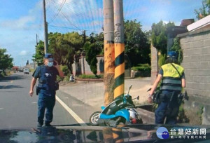 口湖警方巡勤察覺路旁電動車傾倒，還遺下一隻拖鞋，趕緊下車搜尋，果然發現跌坐水溝的老翁，緊急協助送醫幸無大礙。