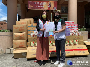 馬文君（左）立委號召善心人士，捐贈600份民生物資及口罩，幫助南投家扶中心貧困家庭度過疫情。