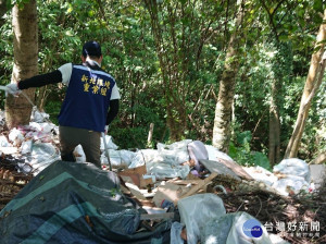 五股民義路山路旁及其私有竹筍園遭非法棄置廢棄物，新北環保局逮人嚴辦清除