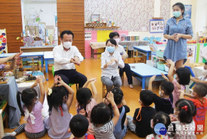 縣長翁章梁在這波疫情爆發前至幼兒園視察防疫情形／資料照，陳致愷翻攝