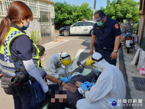 男子持刀家中揮舞，警到場壓制化解危機