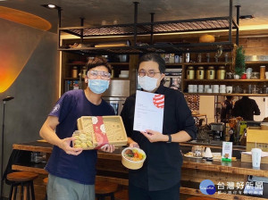 重新設計茶山禮盒，體現坪林梯田茶園之美並採用環保材質，傳達永續理念，今年更獲得設計界奧斯卡獎之稱的德國2021紅點產品設計獎的殊榮