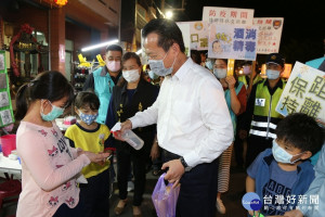 嘉義縣夜市7/13有條件開放(圖為三級警戒前翁章梁至夜市宣導防疫資料照)／陳致愷翻攝