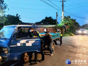 北港警方主動對車輛故障拋錨的民眾給予及時的協助，整個過程被目擊民眾拍下，將警方善舉傳到臉書地方社群讚揚。