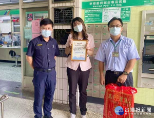 麥寮郵局行員機警通報，聯手警方成功阻止民眾遭受詐騙，臺西分局長張文峰特別致狀表揚及感謝，亦呼籲鄉親小心防詐。