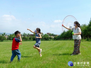 
麗寶樂園三十日舉辦─麗寶防疫新生活 祕境踏青購FUN心活動，一點五公里的落羽松，讓你如進綠色隧道。（記者陳榮昌）
