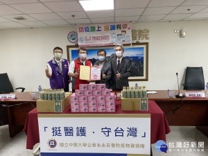 中興大學贈送南投醫院血氧機與熬米粥。(南投醫院提供）