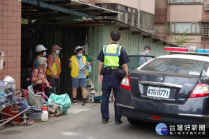 桃市府水務局推動土石流防災演練，協助護送老弱保全住戶疏散至安全地點。