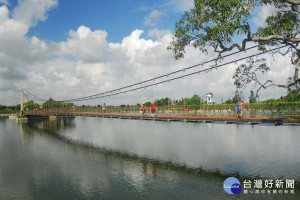  虎頭埤景區吊橋。