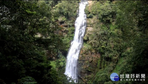 松瀧瀑布水量豐沛。（杉林溪園區提供）