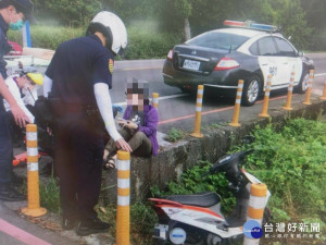 女子騎車精神不濟跌落田埂，警幫忙抬車助脫困