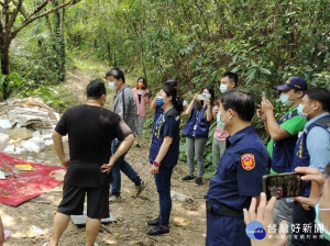 汐止區八連路一段山區遭非法棄置大量廢棄物，環保局立即與汐止分局聯手抽絲剝繭尋找線索，終於3日內查獲某搬家公司以每車8,000元代價承攬廢棄物清運