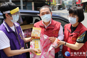 為協助受疫情影響致生活陷困的民眾，新北市利用「防疫基金」民間指定捐款，給予急難慰助