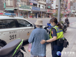 三重分局長泰派出所警員賈晴羽、黃順吉日前執行巡邏勤務時，獲報有高齡90歲老婦徘徊，需要警方協助，以巡邏車載老婦平安找到回家的路