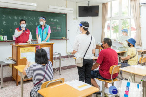 桃園市長鄭文燦視察疫苗接種站運作情形。