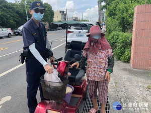 老婦人騎乘電動車外出，途中不明原因拋錨，員警林忠毅、黃俊豪發現後，立即幫忙把車移置到安全處，並將老婦平安送返家。