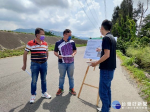 

市議員施志昌邀集臺中市政府建設局養護工程處路燈養護科等相關人員會勘外埔土城里大安溪旁的防汛道路，獲允諾動用經費裝設54支路燈照青道路。（記者陳榮昌攝）
