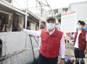 新北市長侯友宜18日一早到萬里區野柳漁港，視察漁港防疫稽查及關懷外籍漁民防疫情形
