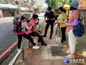 婦人微解封出遊中暑不適，平鎮警即時伸援

