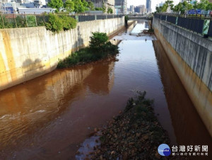 查獲南崁溪黃褐色廢水元凶，桃環局重罰業者，勒令停工停業並移送法辦

