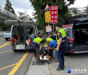 警消上下山接駁傷者送醫急救。（仁愛分局提供）