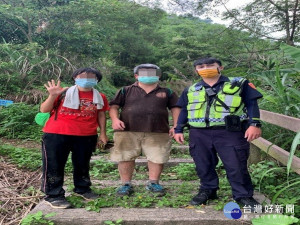 警助登山客下山。林重鎣攝