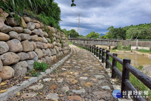 桃園市政府水務局在清水坑溪人行步道中隱藏了心形石，讓民眾漫步其中尋找，增添另外一份樂趣。