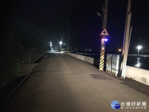 
大甲警分局轄區偏僻區內按置太陽能爆閃警示燈，明顯車禍有銳減趨勢，昨日大安鎮安宮主委陳春福等人士再捐四十組太陽能爆閃警示燈，其關心行車人安全及愛心獲得地方各界所肯定。（記者陳榮昌攝）
