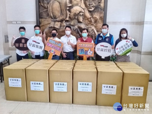 新北市議員林國春媒合甘霖建設公司捐贈消防局全身式防護衣2000套，讓第一線消防人員能有最強而有力的防護罩