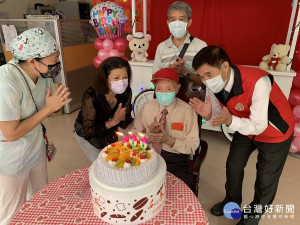 家主任、堂長與家屬的圍繞下，與宗伯伯一起拍手同唱生日快樂並享用生日蛋糕