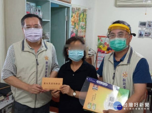 林火土處長(左)親至遺眷王女士(中)家中轉發榮民榮眷基金會重大災害救助金，並致贈養生食品及防疫面罩等物資