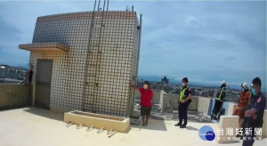 女子情緒不穩持刀欲跳樓，警驚險奪刀化解危機