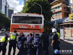 海山警分局8位交通分隊員警同心協力推公車，路旁民眾看見員警在大太陽下揮汗展現Man Power，為員警熱心服務紛紛稱讚