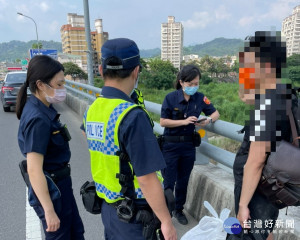 南投所員警適時化解男子欲尋短。（南投分局提供）