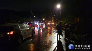 煙花颱風瞬間大雨，路樹不堪壓倒車輛成災，警方通知龜山區公所派員清除