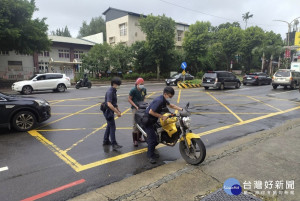 車輛故障「顧路」中，警即時發現協助排除