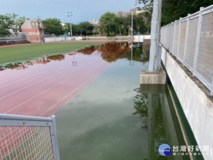 大里運動場淹水。林重鎣攝