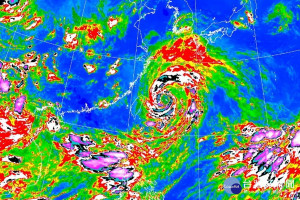 烟花颱風挾帶強風豪雨，桃園市政府宣布停班停課並預防性撤離338人。