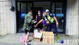 烟花颱風來襲，大溪警協助勸離山區居民

